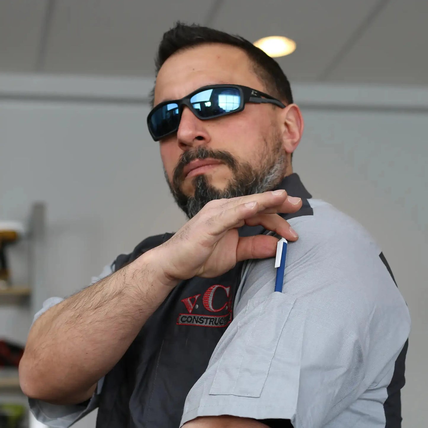 Functional Style: Men's Short Sleeve Two-Tone Crew Shirt with Embroidered VCG Logo and Convenient Sleeve Pen Pocket – Stay sharp and organized with this versatile piece from VCG Construction